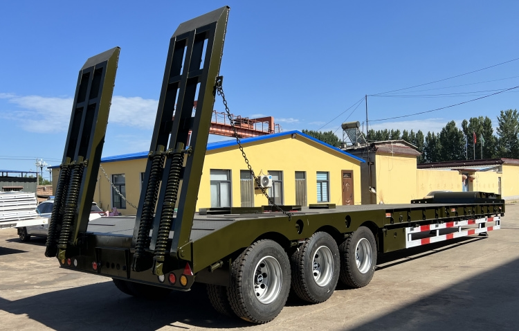 Camion semi-remorque surbaissé à 4 essieux de 100 tonnes à vendre en Guinée