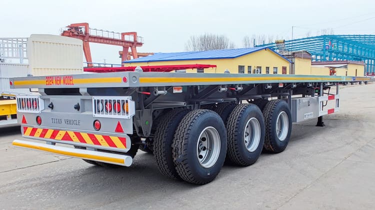 Camion à trois essieux avec remorque à plateau à Trinité-et-Tobago