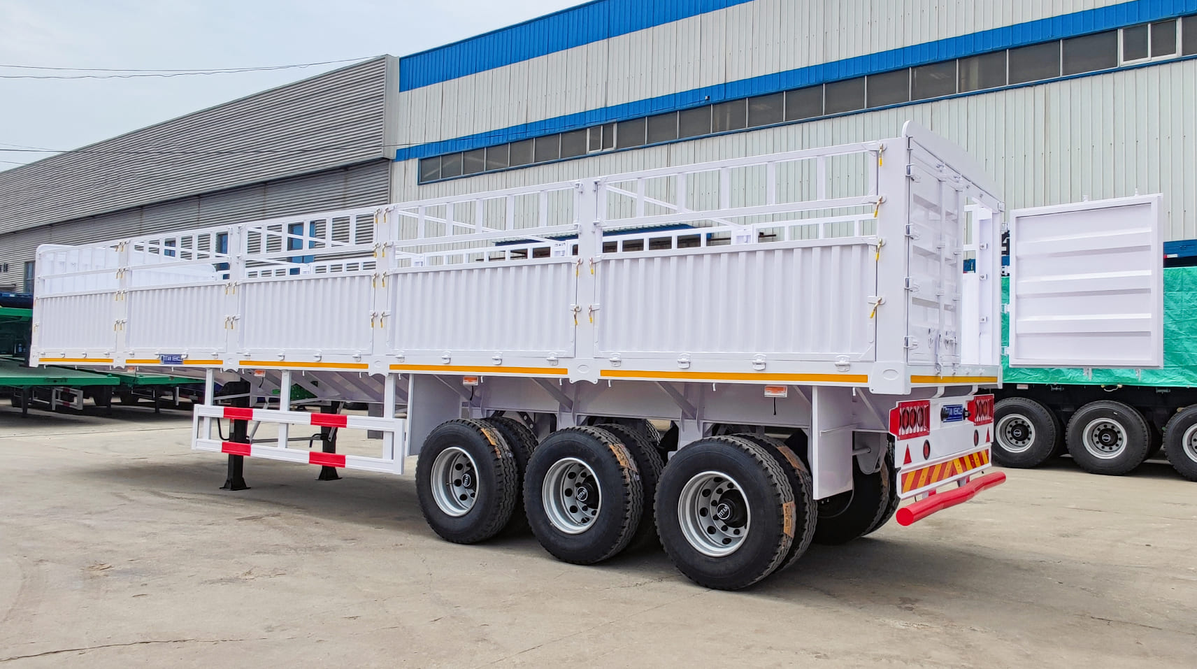 Remorque de camion à 3 essieux avec hayon à vendre au Gabon