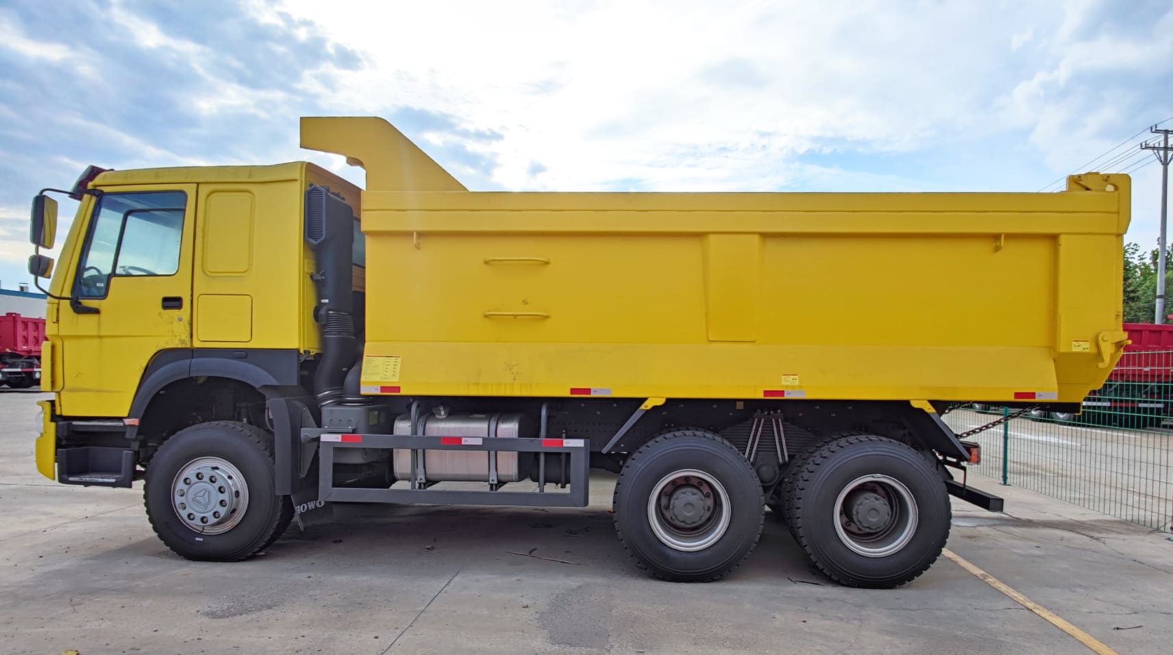 Camion benne 6x4 10 roues à vendre au Congo