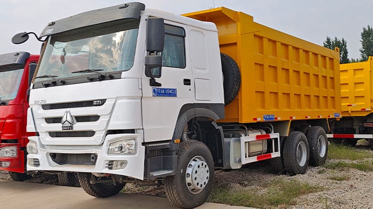 Camion benne Sinotruk Howo 10 roues d'occasion à vendre près de chez moi au Gabon